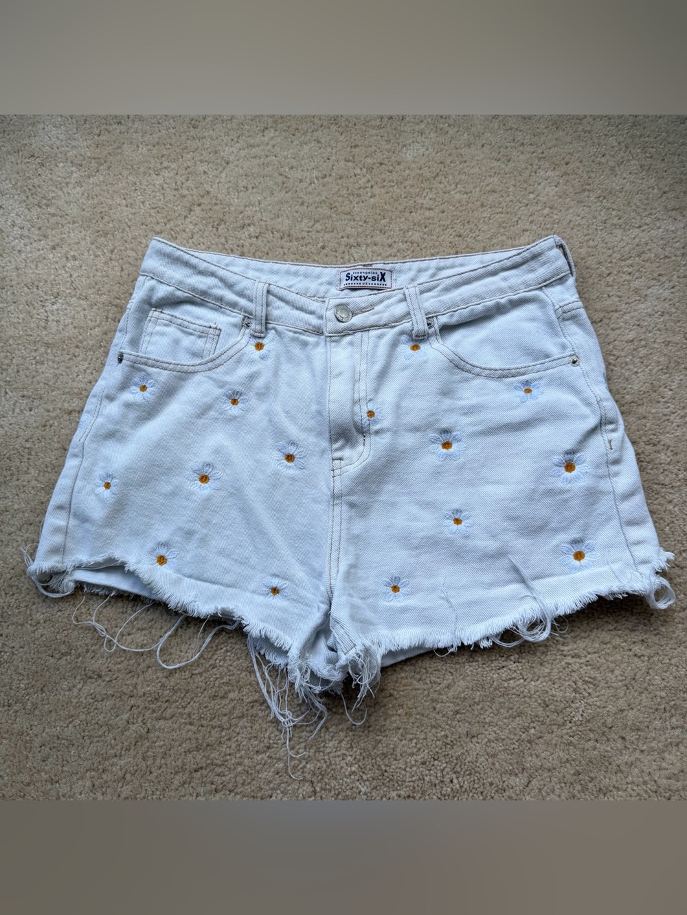 Sixty-Six LA Daisy Embroidered White Cutoff Denim Shorts - Size 11 - VGUC